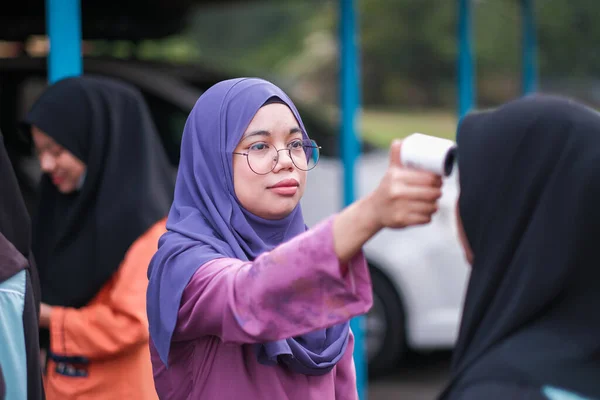Муадзам Шах Малайзия Июля 2020 Года Учитель Использующий Термометр Проверки — стоковое фото