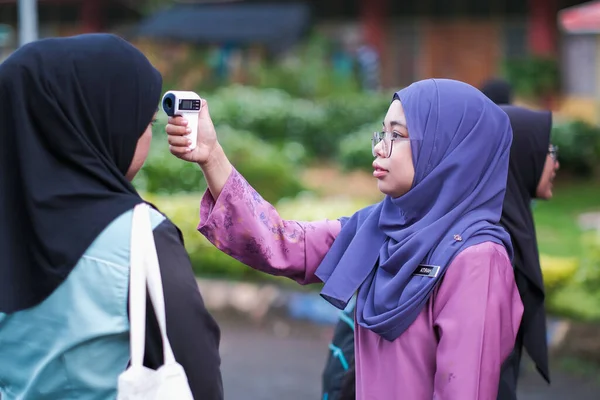 Муадзам Шах Малайзия Июля 2020 Года Учитель Использующий Термометр Проверки — стоковое фото