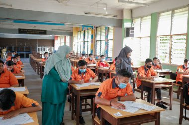 Muadzam Şah, Malezya - 8 Temmuz 2020: Soruya cevap veren öğrencisine gülümseyen Müslüman öğretmen