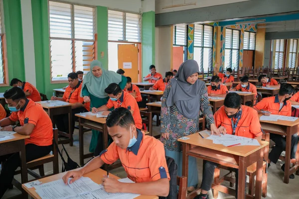 Muadzam Shah Malaysia Juli 2020 Muslimsk Lärare Ler Mot Sin — Stockfoto