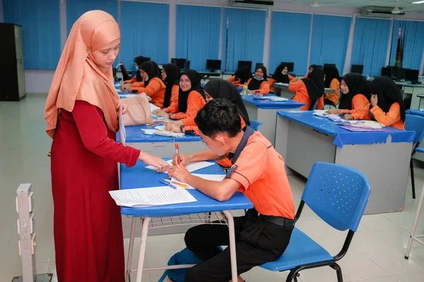 Муадзам Шах Малайзия Июля 2020 Года Учитель Мусульманин Улыбается Своему — стоковое фото