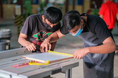 Muadzam Şah - 14 Temmuz 2010: Marangozluk atölyesinde çalışan marangoz