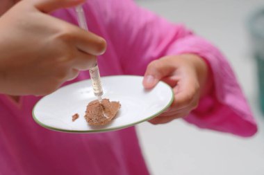 Genç Asyalı kızlar yaralı bir kediyi evde tedavi ederler. Hayvan bakımı konsepti