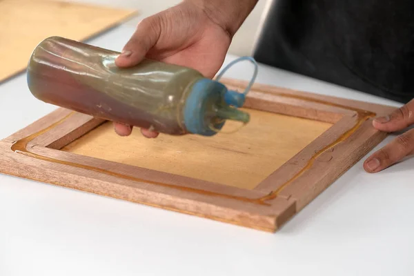 Kontrplak kalaslarını yapıştırma işlemi. Mobilya yapımı