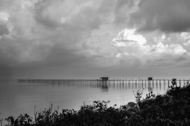 Langgai, arka plan olarak güzel bir gündoğumu olan Parit Jabar, Batu Pahat, Malezya 'da bambu ve ahşaptan yapılmıştır. Yumuşak odak, gürültü ve tahıl uzun süre maruz kalma.