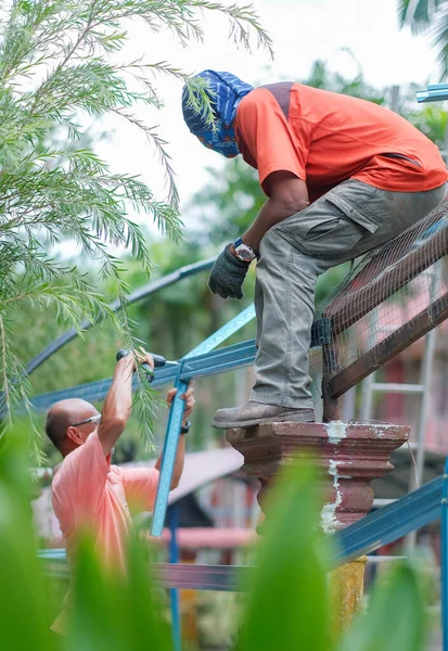 Muadzam Shah Malajsie Července 2020 Stavební Dělníci Používají Bezdrátové Vrtačky — Stock fotografie