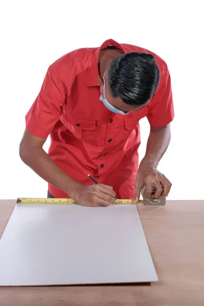 Уверенный Молодой Человек Работает Плотником Мастерской Молодой Человек Использует Измерительную — стоковое фото