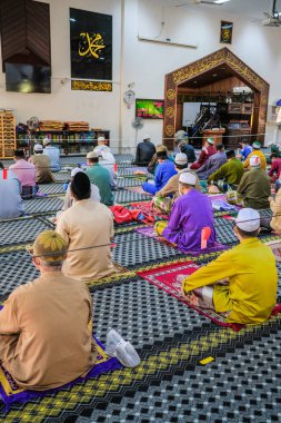 Muadzam Şah, Malezya - 12 Haziran 2020: Müslümanlar Covid-19 'u durdurmak amacıyla bir ay süren Muadzam Şah Camii' nde Cuma namazı kıldılar. Sosyal Mesafe Kılavuzlarını Korumak.