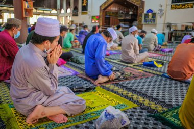 Muadzam Şah, Malezya - 12 Haziran 2020: Müslümanlar Covid-19 'u durdurmak amacıyla bir ay süren Muadzam Şah Camii' nde Cuma namazı kıldılar. Sosyal Mesafe Kılavuzlarını Korumak.