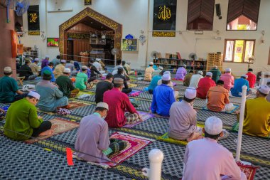 Muadzam Şah, Malezya - 12 Haziran 2020: Müslümanlar Covid-19 'u durdurmak amacıyla bir ay süren Muadzam Şah Camii' nde Cuma namazı kıldılar. Sosyal Mesafe Kılavuzlarını Korumak.