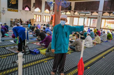 Muadzam Şah, Malezya - 12 Haziran 2020: Müslümanlar Covid-19 'u durdurmak amacıyla bir ay süren Muadzam Şah Camii' nde Cuma namazı kıldılar. Sosyal Mesafe Kılavuzlarını Korumak.