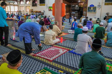 Muadzam Şah, Malezya - 12 Haziran 2020: Müslümanlar Covid-19 'u durdurmak amacıyla bir ay süren Muadzam Şah Camii' nde Cuma namazı kıldılar. Sosyal Mesafe Kılavuzlarını Korumak.