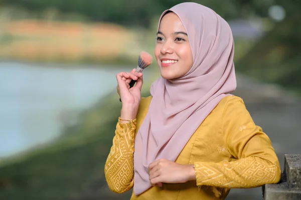 Asean Γυναίκα Εφαρμογή Μακιγιάζ Στο Πρόσωπό Της Φορώντας Παραδοσιακά Μαλαισίας — Φωτογραφία Αρχείου