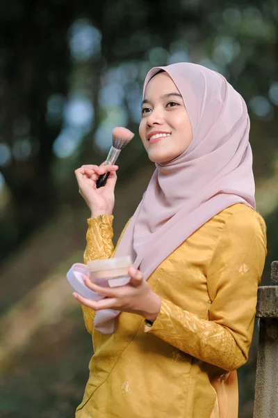 Aziatische Vrouw Aanbrengen Van Make Haar Gezicht Het Dragen Van — Stockfoto