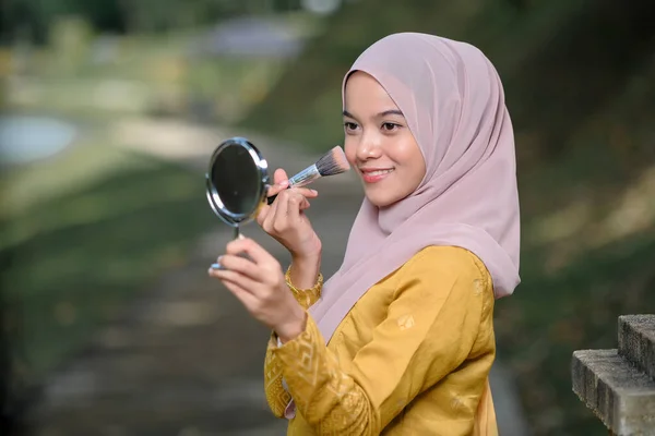 Aseanerin Schminkt Ihr Gesicht Traditioneller Malaiischer Kleidung — Stockfoto