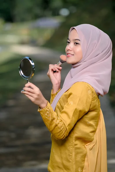 Asean Woman Applying Makeup Her Face Wearing Traditional Malay Dress — Stock Photo, Image