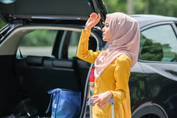 Donna Affari Che Indossa Hijab Viaggio Affari Mettendo Valigia Nel — Foto Stock