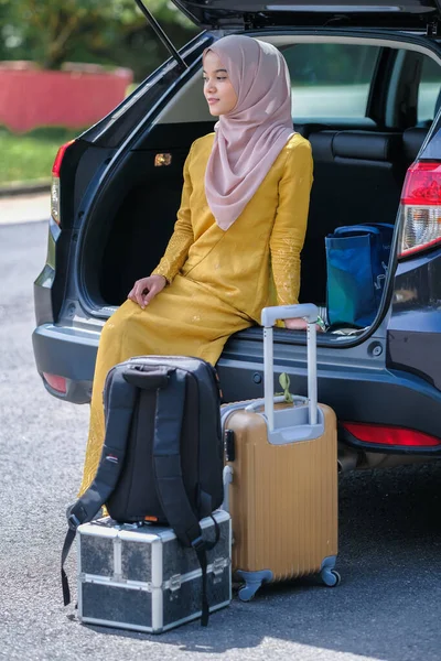 Donna Affari Che Indossa Hijab Viaggio Affari Mettendo Valigia Nel — Foto Stock