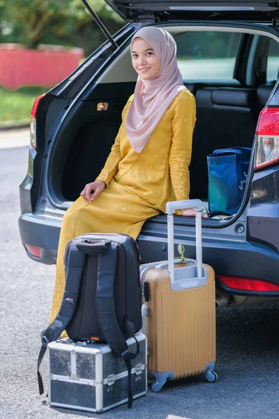 Donna Affari Che Indossa Hijab Viaggio Affari Mettendo Valigia Nel — Foto Stock