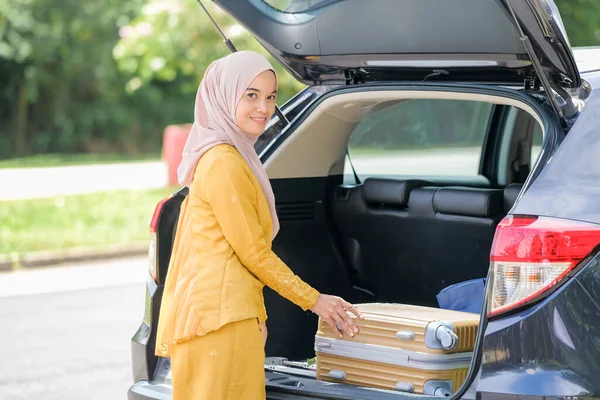 Donna Affari Che Indossa Hijab Viaggio Affari Mettendo Valigia Nel — Foto Stock