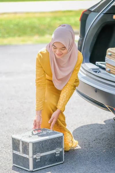 Donna Affari Che Indossa Hijab Viaggio Affari Mettendo Valigia Nel — Foto Stock