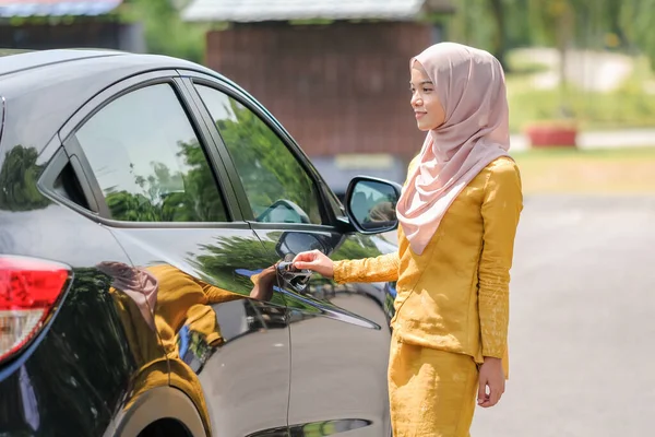 Donna Affari Che Indossa Hijab Viaggio Affari Mettendo Valigia Nel — Foto Stock