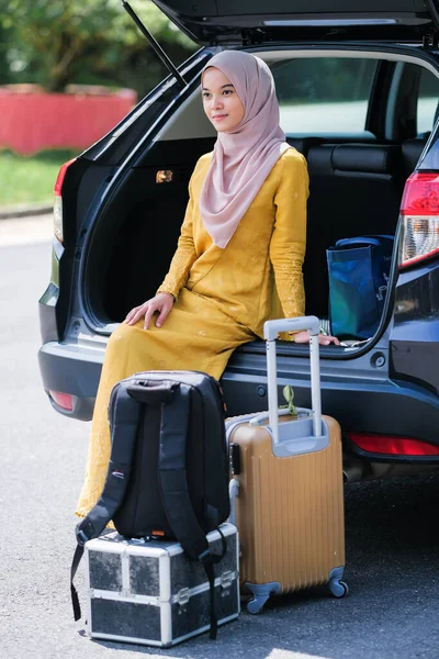 Donna Affari Che Indossa Hijab Viaggio Affari Mettendo Valigia Nel — Foto Stock