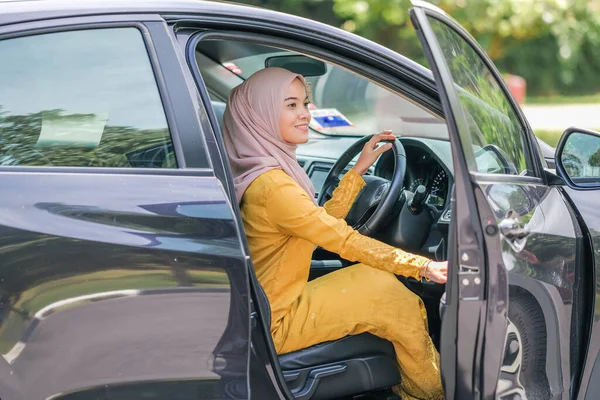 Donna Affari Che Indossa Hijab Viaggio Affari Mettendo Valigia Nel — Foto Stock