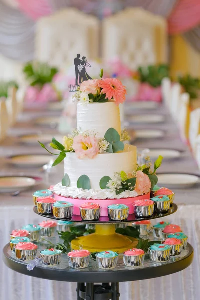Wedding cake with fresh flower