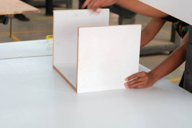 Mobilya montajı. Genç marangozlar dolap döşüyorlar