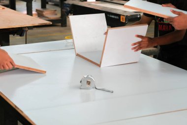 Mobilya montajı. Genç marangozlar dolap döşüyorlar