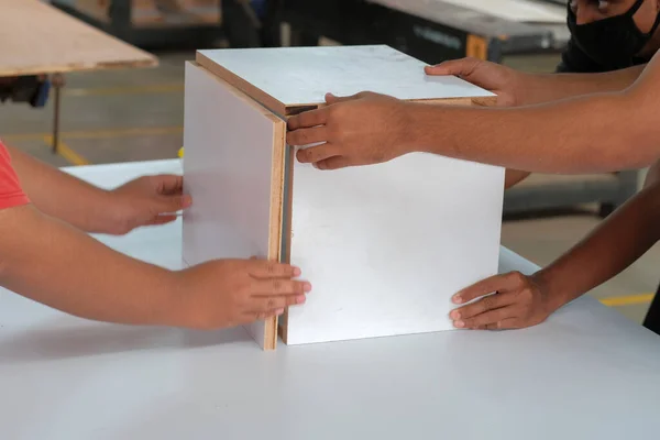 Сборка Мебели Молодые Плотники Устанавливают Встроенный Шкаф — стоковое фото