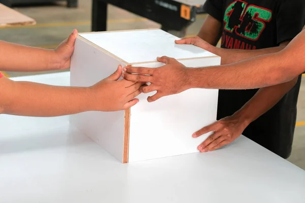 Montaje Muebles Jóvenes Carpinteros Instalando Armario Empotrado —  Fotos de Stock