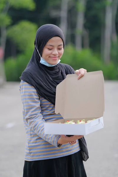 Młoda Dziewczyna Hidżabie Maska Twarzy Jest Gospodarstwa Pyszne Domowe Ciasto — Zdjęcie stockowe