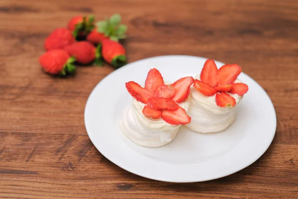 Mini Pavlovas Kermavaahtoa Tuoretta Mansikkaa Puupohjalla — kuvapankkivalokuva