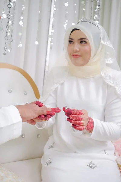 Малайская Свадебная Пара Надевает Кольцо Руку Избирательный Фокус Вялый Dof — стоковое фото