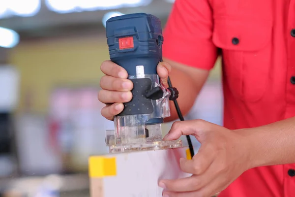 Genç Marangoz Kenar Şeritleri Kesmek Için Katmanlı Budama Makinesi Kullanıyor — Stok fotoğraf