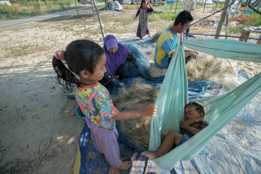 Kuala Rompin, Malezya - 30 Ağustos 2020: anne ve baba balıkçı iskelesinden taze yengeç alıyor.