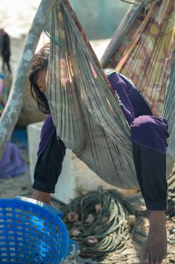 Kuala Rompin, Malezya - 30 Ağustos 2020: Sarong veya kumaştan yapılmış kız salıncağı.