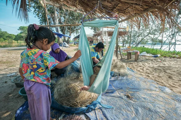 Kuala Rompin, Malezya - 30 Ağustos 2020: anne ve baba balıkçı iskelesinden taze yengeç alıyor.