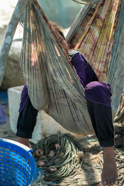 Kuala Rompin, Malezya - 30 Ağustos 2020: Sarong veya kumaştan yapılmış kız salıncağı.