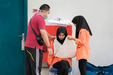 Muadzam Şah, Malezya - 2 Eylül 2020: Üniversitede ilk yardım kardiyopulmoner resüsitasyon dersi ve otomatikman dış defibrilatör atölyesi kullanımı.