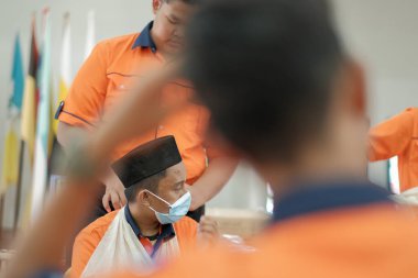 Muadzam Şah, Malezya - 2 Eylül 2020: Öğrenci ilk yardım eğitimi salonu. Kolejde bir hastanın kırık kolunu elastik bandajla sarmaya çalışan bir öğrenci..