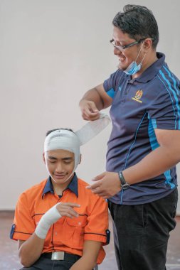 Muadzam Şah, Malezya - 2 Eylül 2020: Üniversitede ilk yardım kardiyopulmoner resüsitasyon dersi ve otomatikman dış defibrilatör atölyesi kullanımı.