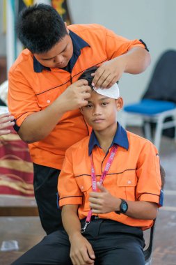 Muadzam Şah, Malezya - 2 Eylül 2020: Teknik öğrenciler ilk yardım kursunda bandaj kullanıyor. Üniversitede atölye.