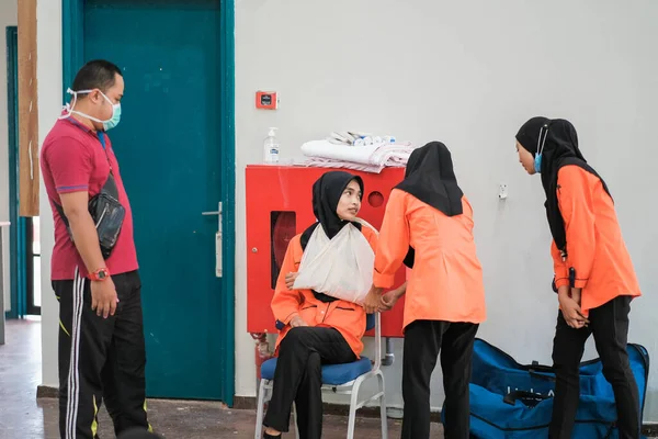 말레이시아의 2020 강사가 최초로 소생법을 가르치고 대학에서 자동화 — 스톡 사진