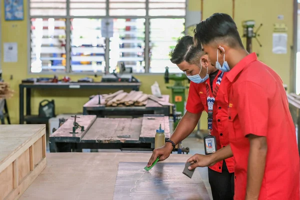 Muadzam Shah Malaysia September 1St 2020 Young Carpenters Installing Laminate — Stock Photo, Image