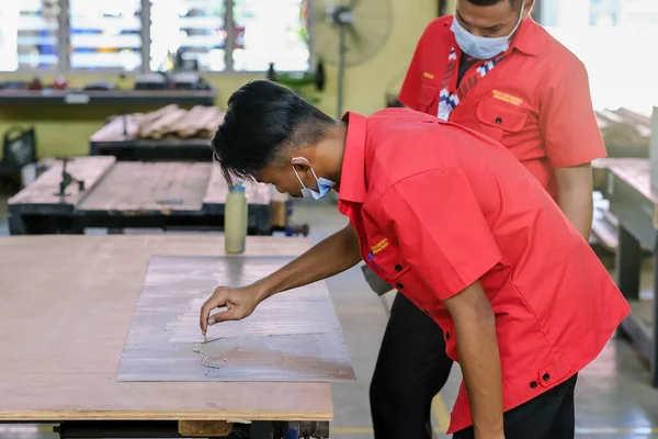 Муадзам Шах Малайзия Сентября 2020 Года Молодые Плотники Устанавливают Ламинат — стоковое фото