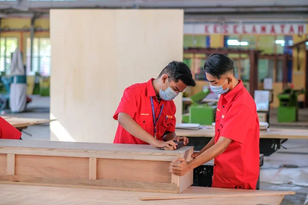 Muadzam Shah Malaysia September 2020 Junge Schreiner Montieren Laminat Für — Stockfoto