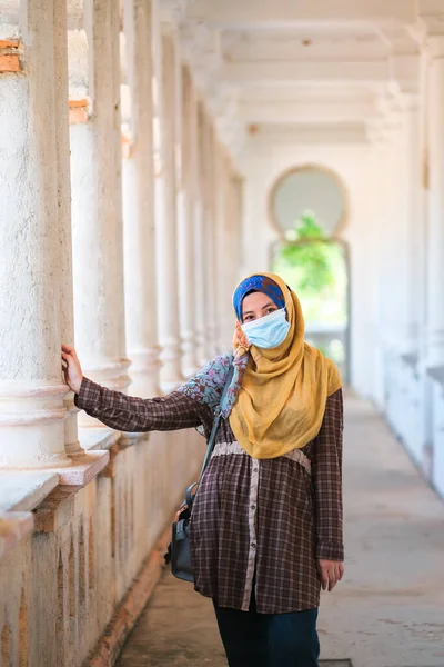 Tuğlalar Üzerine Tıbbi Maske Takan Tesettürlü Asyalı Güzel Müslüman Kadın — Stok fotoğraf